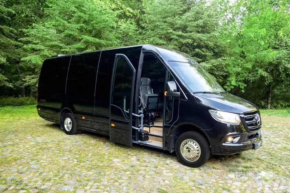 Autobús para 20 personas con conductor