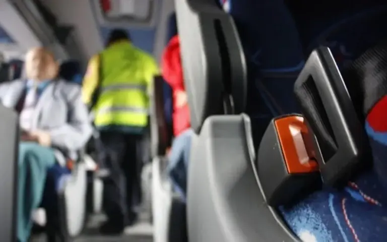 Quién debe usar los cinturones de seguridad en un autobús