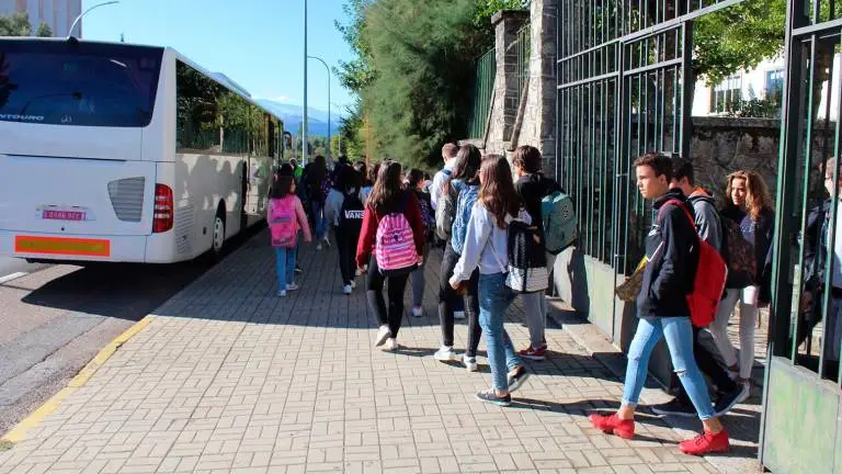 Beneficios de alquilar autobuses para grupos escolares