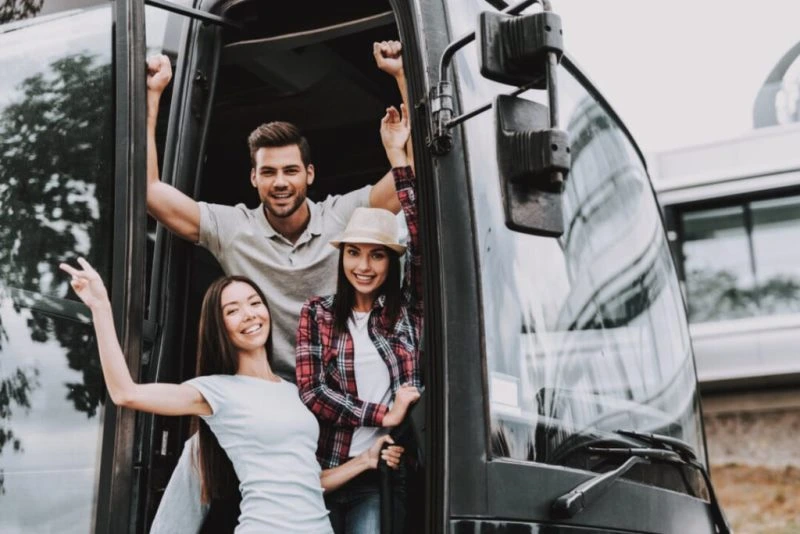 Cómo contratar un servicio de autobús con conductor