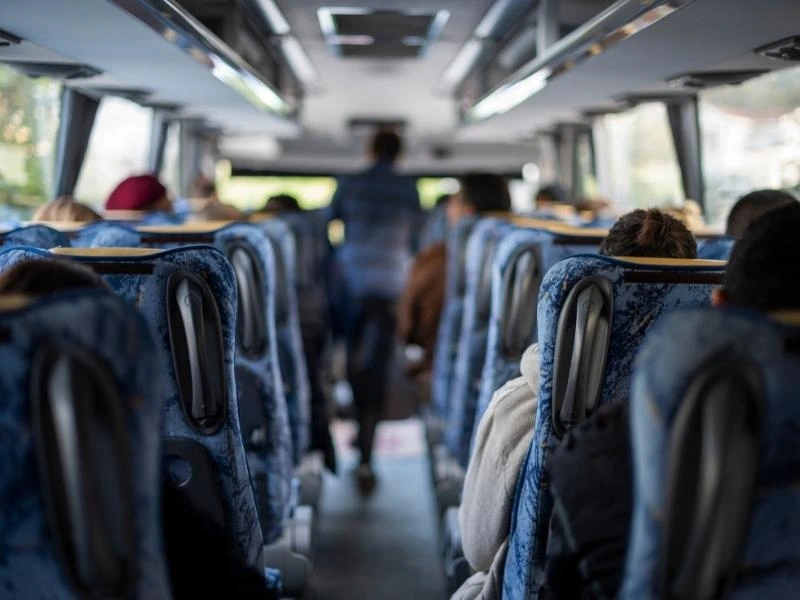 Qué diferencia hay entre un autobús y un autocar