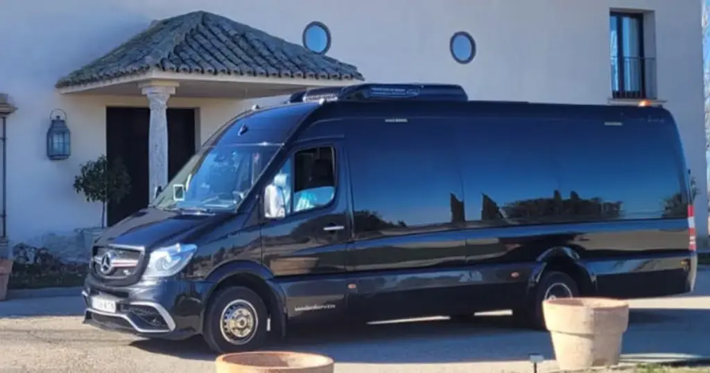 Usos de un minibús de 15 plazas con conductor