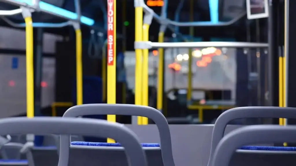 Viajar de pie en autobús