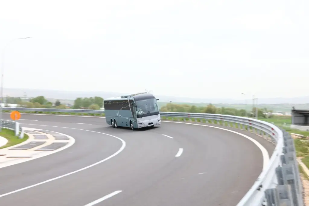 Velocidad máxima para autobuses con pasajeros de pie