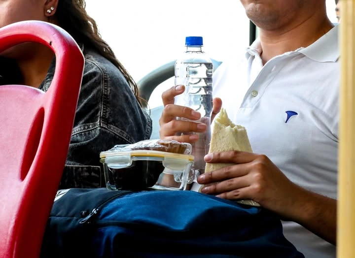 Por qué hay empresas que no dejan comer en el autobús