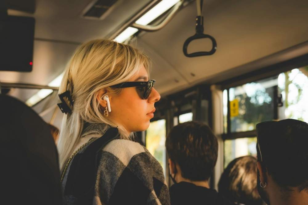 escuchar musica en el autobus