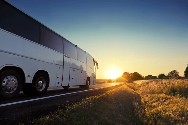 Mejores destinos para viajes a la playa en autobús privado