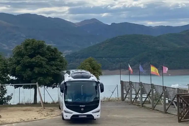 Cuánto cuesta alquilar un bus para 50 personas
