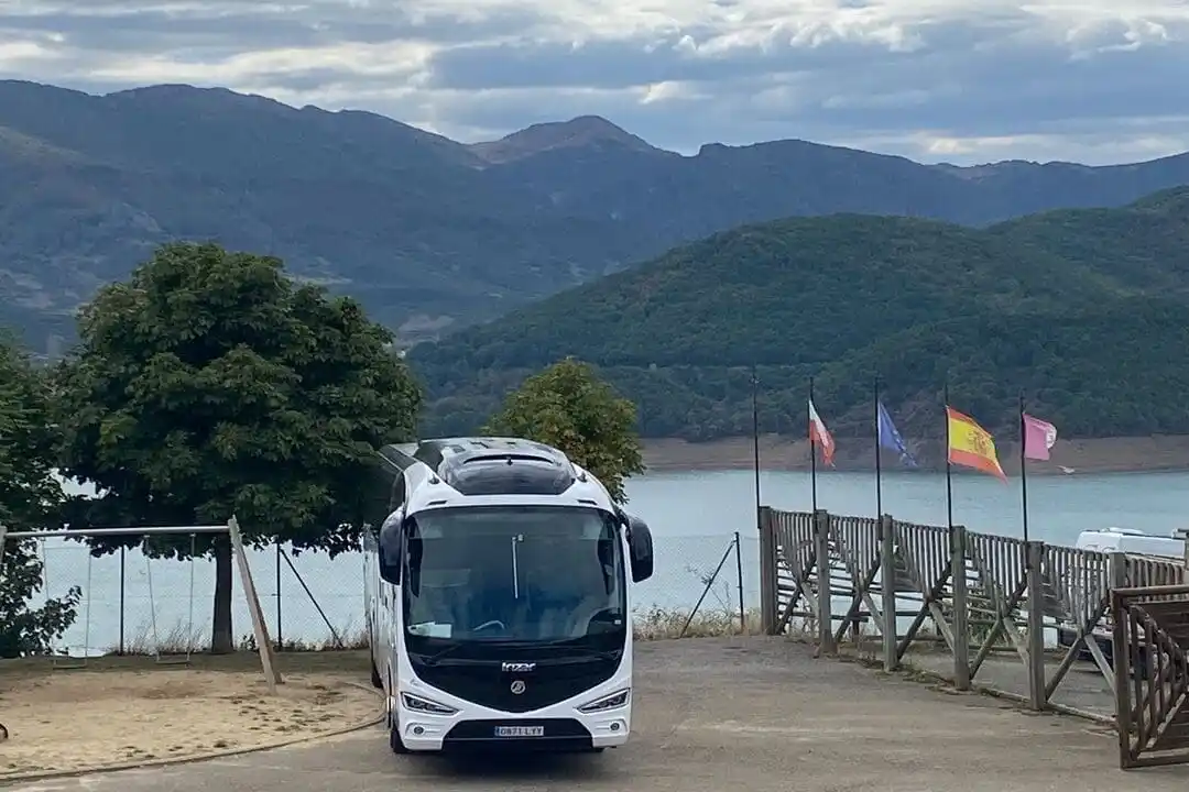 Cuánto cuesta alquilar un bus para 50 personas