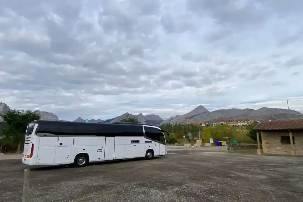 Qué incluye el servicio de alquiler de autobús para 50 personas