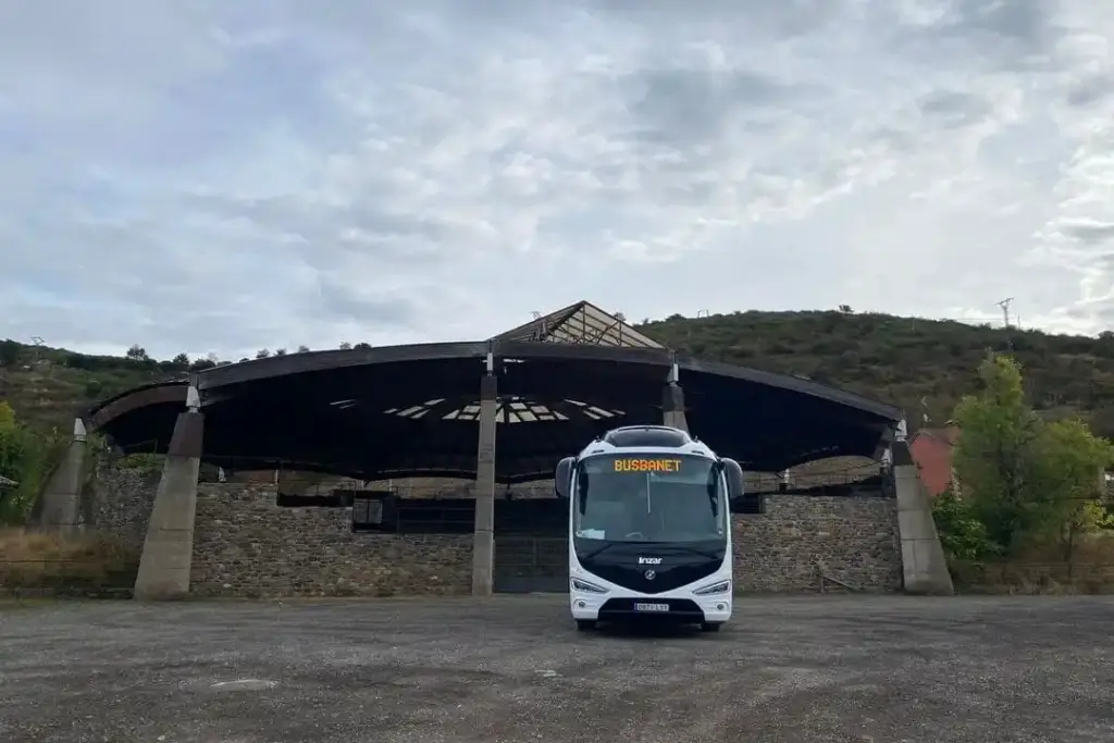Coste de alquilar un autobús para 50 personas. 