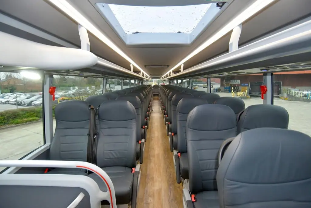 Cuántos asientos tienen los autobuses de dos pisos