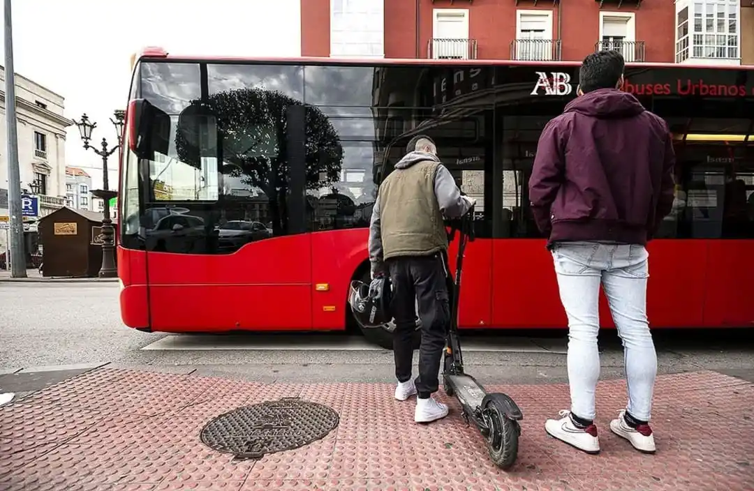 Se puede llevar el patinete eléctrico en el autobús