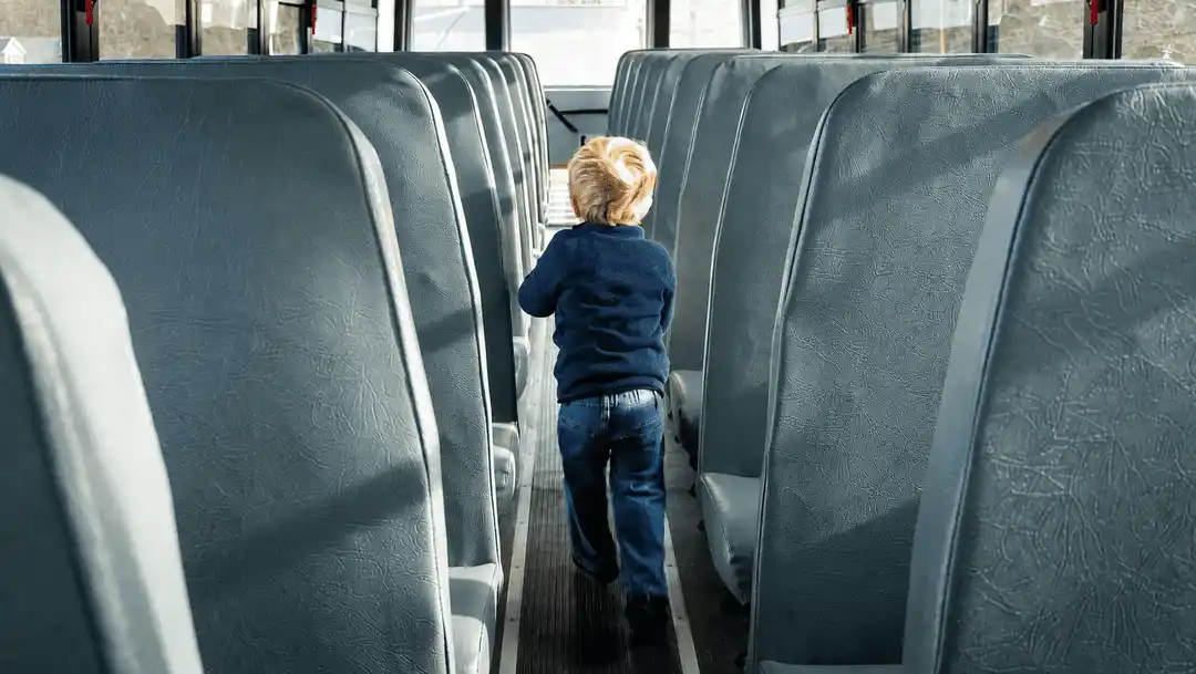 ¿Los menores pueden viajar solos en autobús?